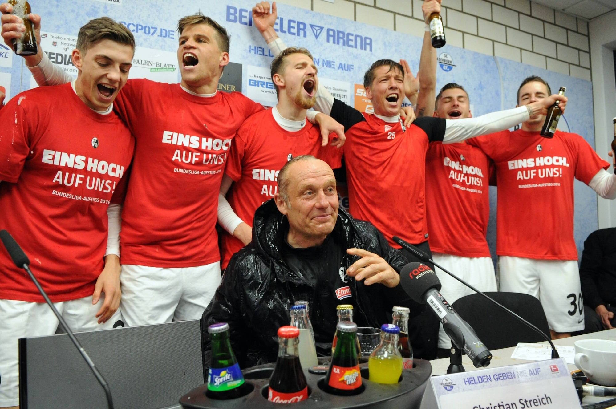 Paderborn Biedusche fuer den Trainer Christian Streich (Trainer SC Freiburg) auf der auf der Pressekonferenz von der Mannschaft -- Fussball --- 2. Bundesliga --- SC Paderborn 07 vs SC Freiburg --- 29.04.2016 Copyright: Sippel/xEibner-Pressefoto EP_rsl Paderborn for the team manager Christian Coup team manager SC Freiburg on the on the Press conference from the Team Football 2 Bundesliga SC Paderborn 07 vs SC Freiburg 29 04 2016 Copyright Sippel xEibner Press Photo EP_rsl