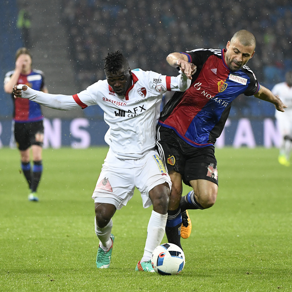 Der Sittener Ebenezer Assifuah, links, im Kampf um den Ball gegen den Basler Walter Samuel, rechts, im Fussball Meisterschaftsspiel der Super League zwischen dem FC Basel 1893 und dem FC Sion, im Stadion St. Jakob-Park in Basel, am Samstag, 30. April 2016. (KEYSTONE/Georgios Kefalas)