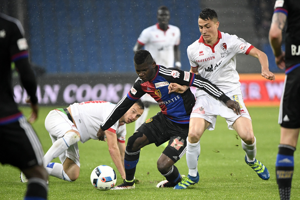 Der Basler Breel Embolo, Mitte, in Aktion im Fussball Meisterschaftsspiel der Super League zwischen dem FC Basel 1893 und dem FC Sion, im Stadion St. Jakob-Park in Basel, am Samstag, 30. April 2016. (KEYSTONE/Georgios Kefalas)
