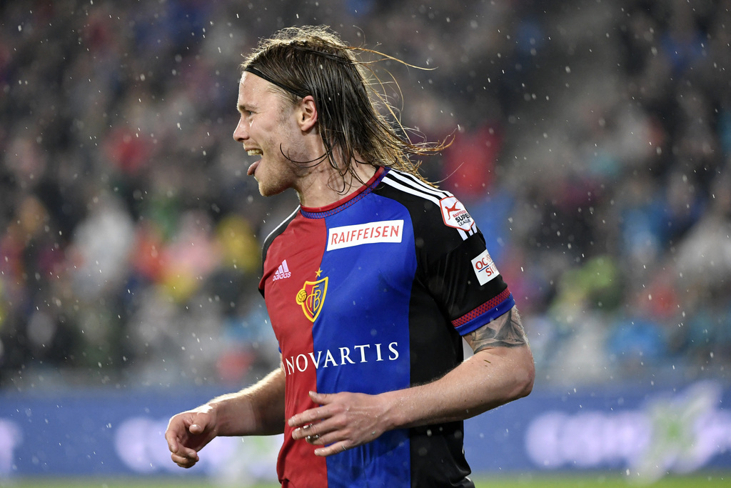 Der Basler Birkir Bjarnason jubelt nach seinem 2:0 im Fussball Meisterschaftsspiel der Super League zwischen dem FC Basel 1893 und dem FC Sion, im Stadion St. Jakob-Park in Basel, am Samstag, 30. April 2016. (KEYSTONE/Georgios Kefalas)