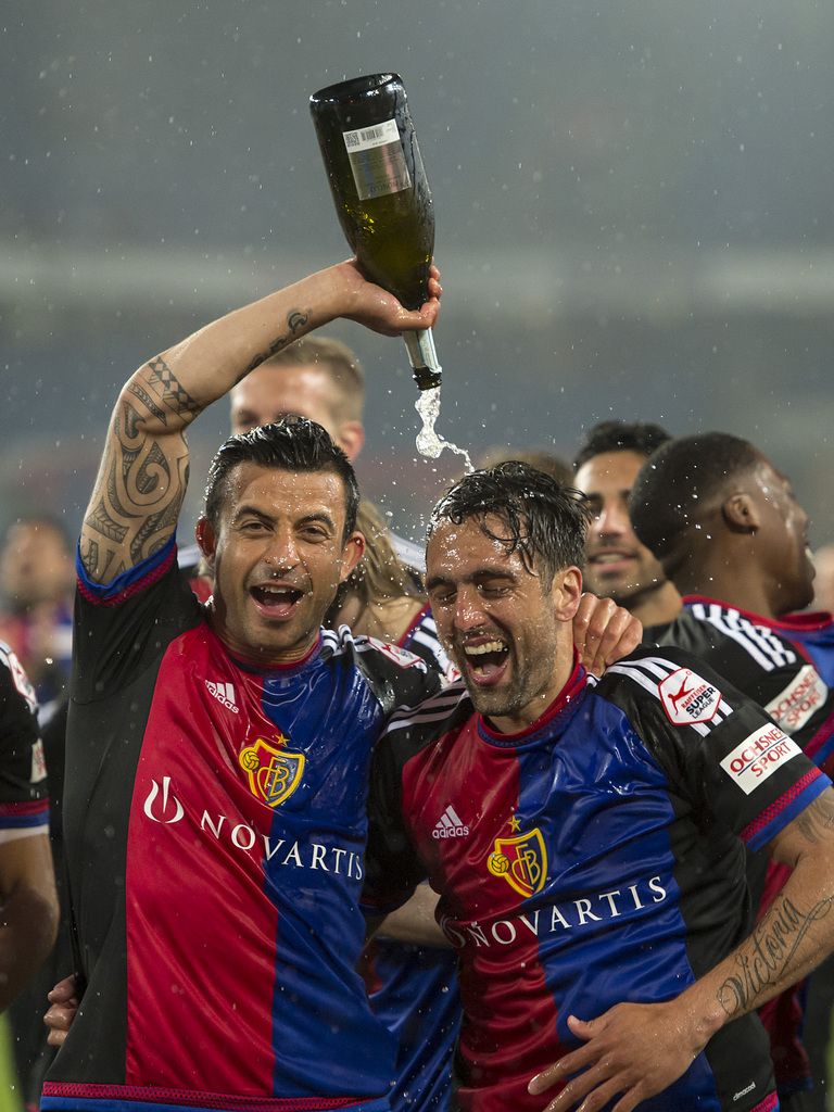 Die Basler Spieler feiern ihren siebten Meistertitel in Serie nach dem Meisterschaftsspiel der Super League zwischen dem FC Basel 1893 und dem FC Sion, im Stadion St. Jakob-Park in Basel, am Samstag, 30. April 2016. (KEYSTONE/Georgios Kefalas)