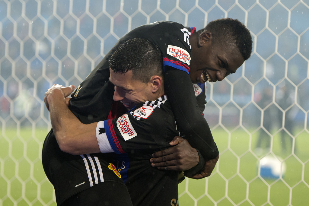 Ein meisterlicher Knuddel von Breel Embolo und Marek Suchy. (KEYSTONE/Georgios Kefalas)