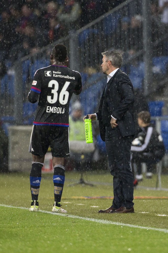 Der Basler Breel Embolo, links, mit Trainer Urs Fischer, rechts, im Fussball Meisterschaftsspiel der Super League zwischen dem FC Basel 1893 und dem FC Sion, im Stadion St. Jakob-Park in Basel, am Samstag, 30. April 2016. (KEYSTONE/Patrick Straub)