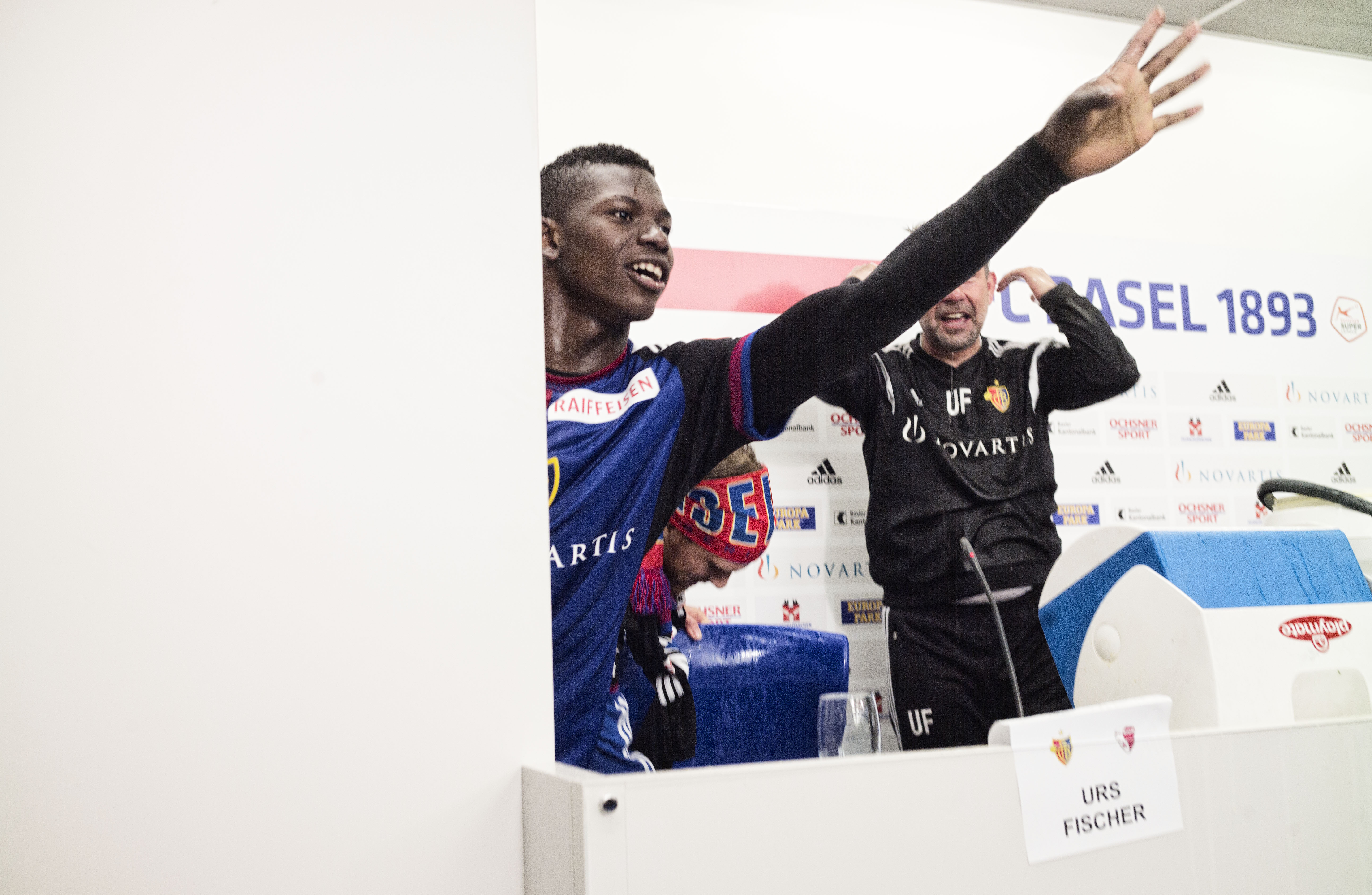 Basel 30.04.2016 - Der FCB wird zum 19. Mal Schweizer Meister. Der Trainer Urs Fischer wird von den Spielern mit Champagner abgeduscht. Brel Embolo. Photo by Roland Schmid