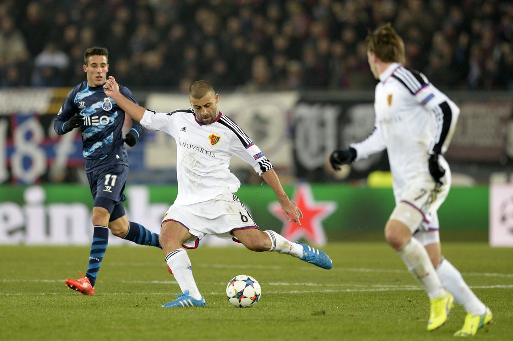 epa04626164 Basel's Walter Samuel, center, in action during an UEFA Champions League round of sixteen first leg soccer match between Switzerland's FC Basel 1893 and Portugal's FC Porto in the St. Jakob-Park stadium in Basel, Switzerland, on Wednesday, 18 February 2015. EPA/GEORGIOS KEFALAS