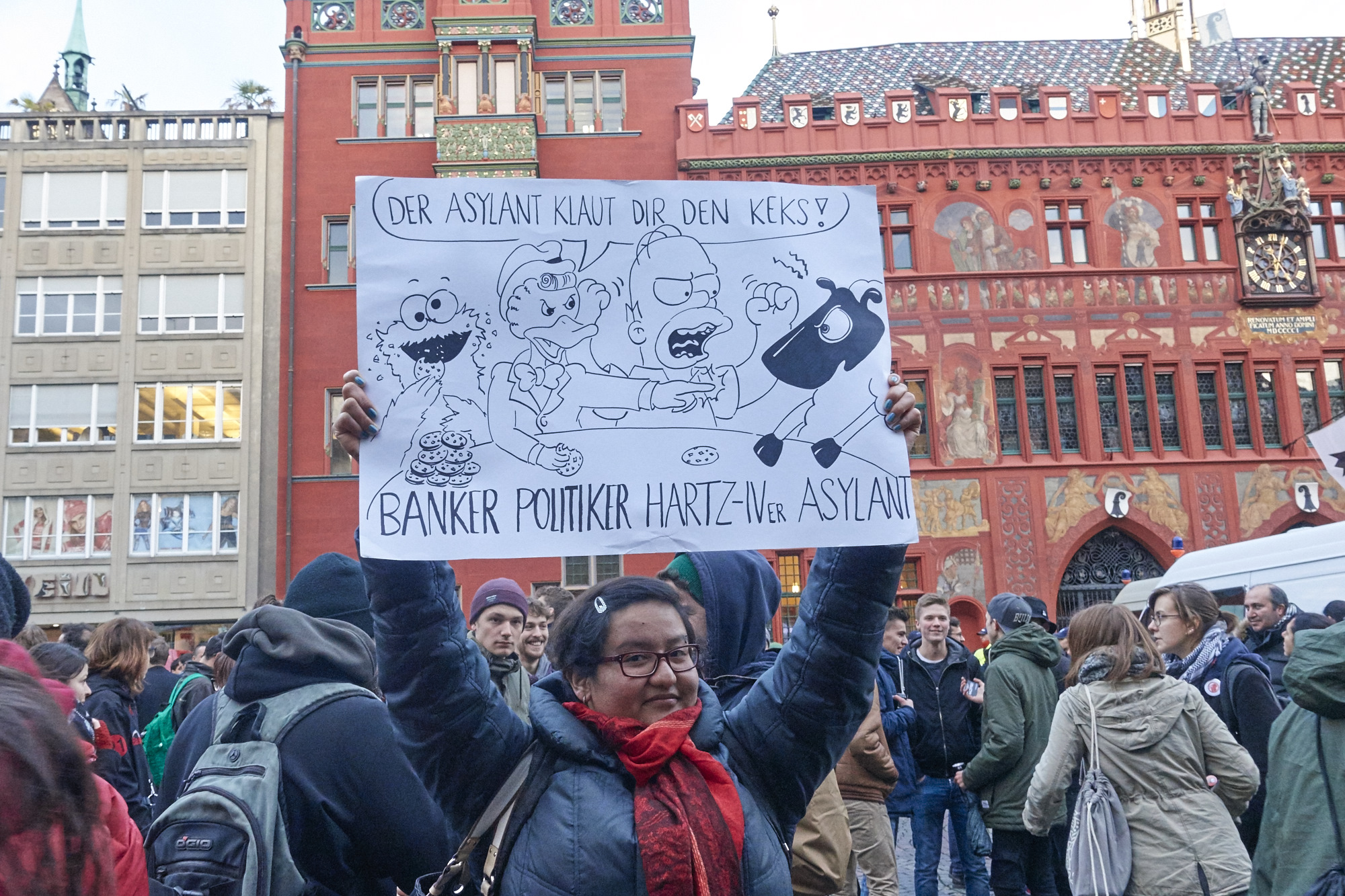Kreativer Protest: Das Krümmelmonster haut rein, und eine Comicente pöbelt mit Homer Simpson gegen ein schwarzes Schaf.