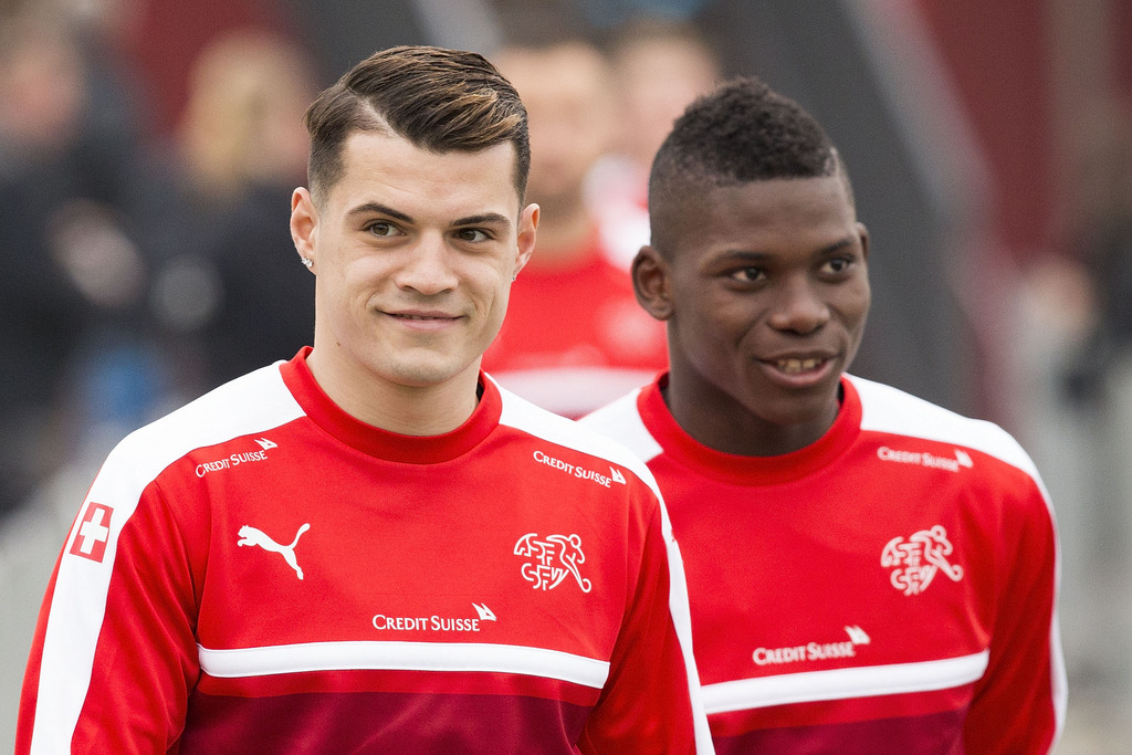 Granit Xhaka, links, und Breel Embolo, rechts, waehrend dem Training der Schweizer Fussball A-Nationalmannschaft in Freienbach am Montag, 21. Maerz 2016. Die Schweiz tritt am Freitag zu einem EM-Testspiel gegen Irland an, am kommenden Dienstag empfaengt die SFV-Auswahl in Zuerich Bosnien-Herzegowina. (KEYSTONE/Patrick B. Kraemer)