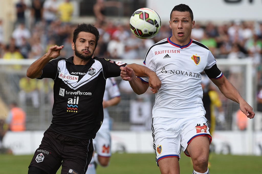 Luganos Matteo Tosetti, links, im Duell mit dem Basler Marek Suchy, rechts, beim Fussball Meisterschaftsspiel der Super League zwischen dem FC Lugano und dem FC Basel am Samstag, 22. August 2015, im Cornaredo Stadion in Lugano. (KEYSTONE/Ti-Press/Gabriele Putzu)