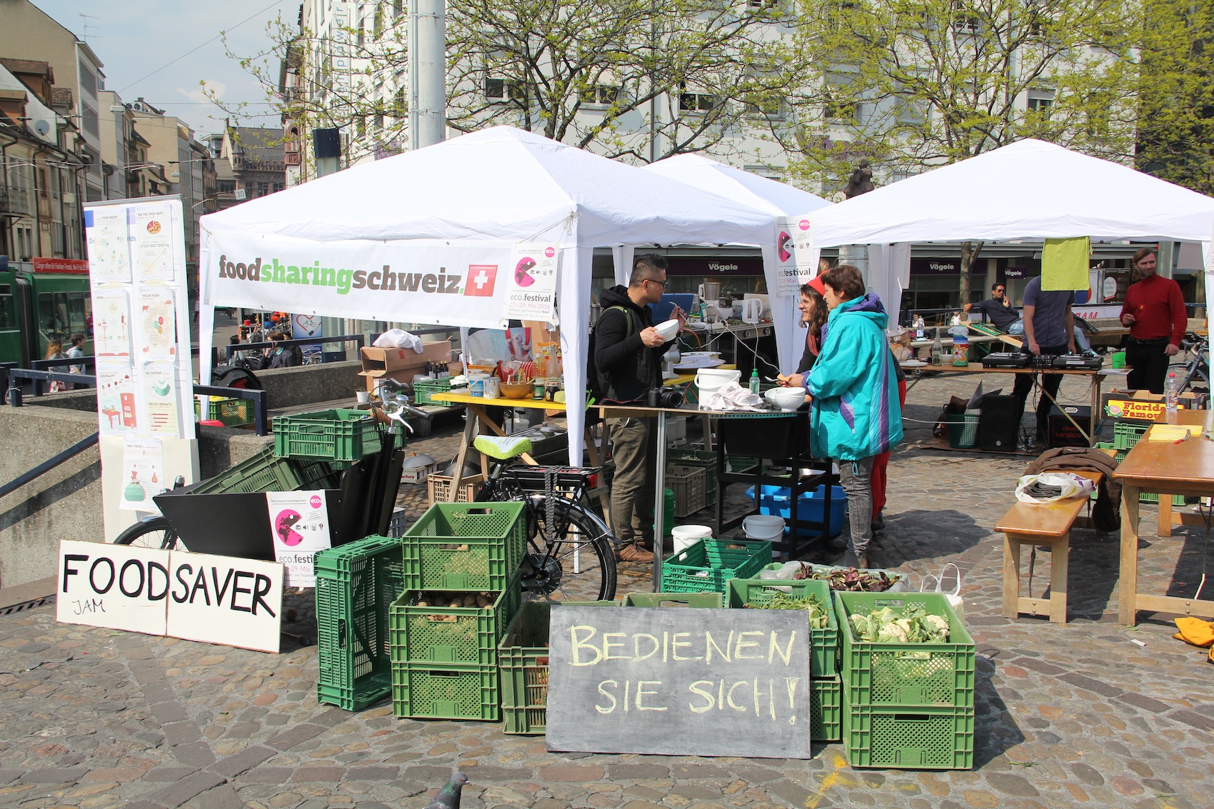 Die «Foodsaver» in Aktion: Überschüssiges Gemüse aus der Region landet zum Beispiel als Suppe gratis auf dem Teller.
