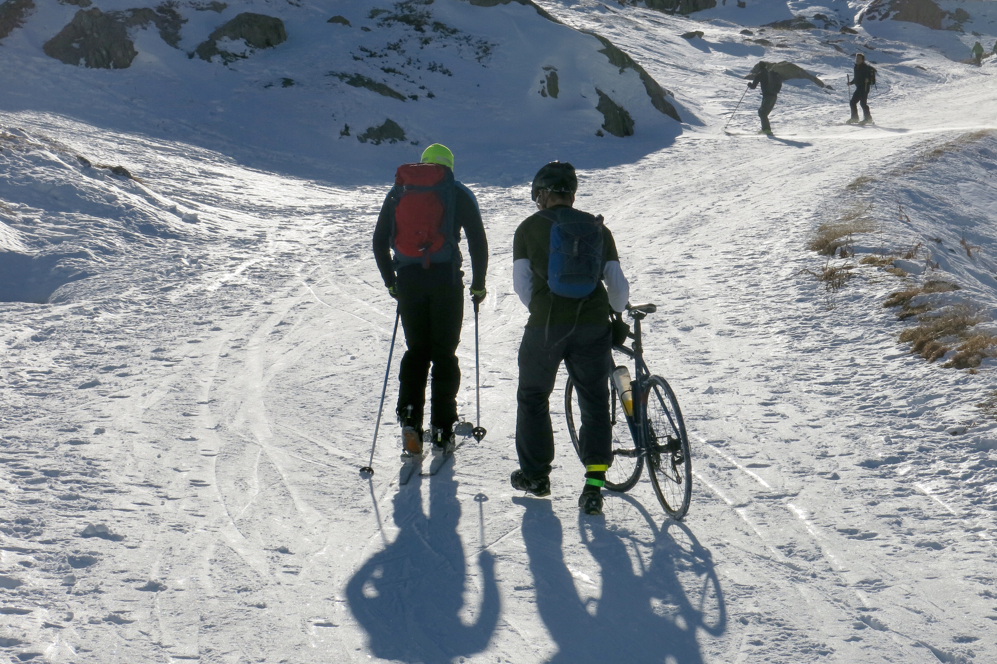Interdisziplinäre Plaudereien machen winterliche Velotouren besonders nett.