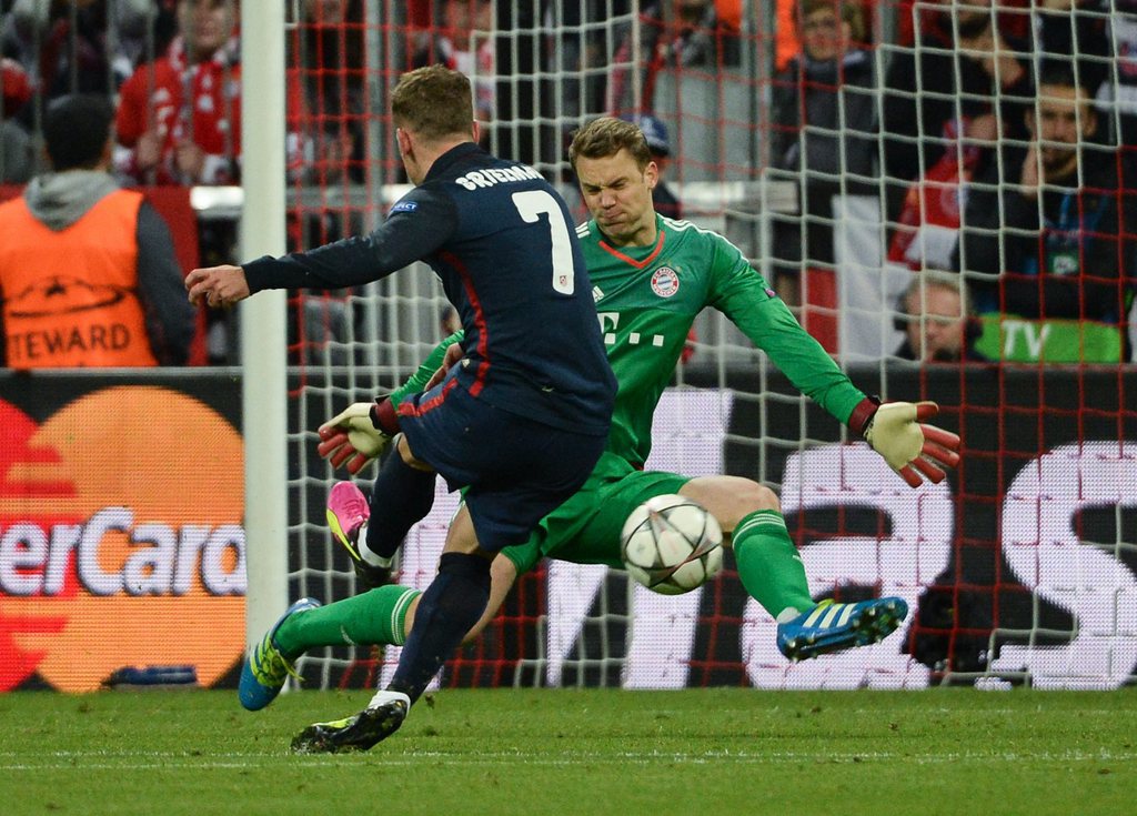 epaselect epa05288825 Madrid's Antoine Griezmann (l) scores the 1:1 against Munich's goalkeeper Manuel Neuer during the UEFA Champions League semi final second leg soccer match between Bayern Munich vs Atletico Madrid in Munich, Germany, 03 May 2016. EPA/Angelika Warmuth