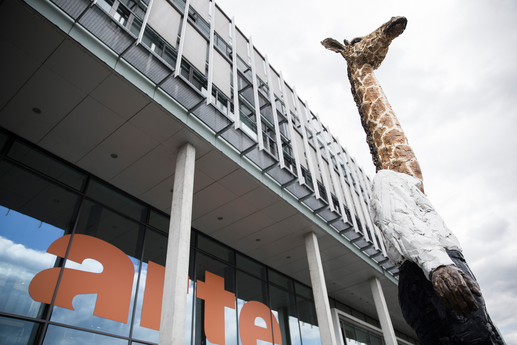 FOTO: TAGESWOCHE/STEFAN BOHRER - 29.4.16 - STRASBOURG/FR: BESUCH BEIM TV SENDER ARTE IN STRASBOURG - DER GIRAFFENMANN VON STEPHAN BALKENHOHL