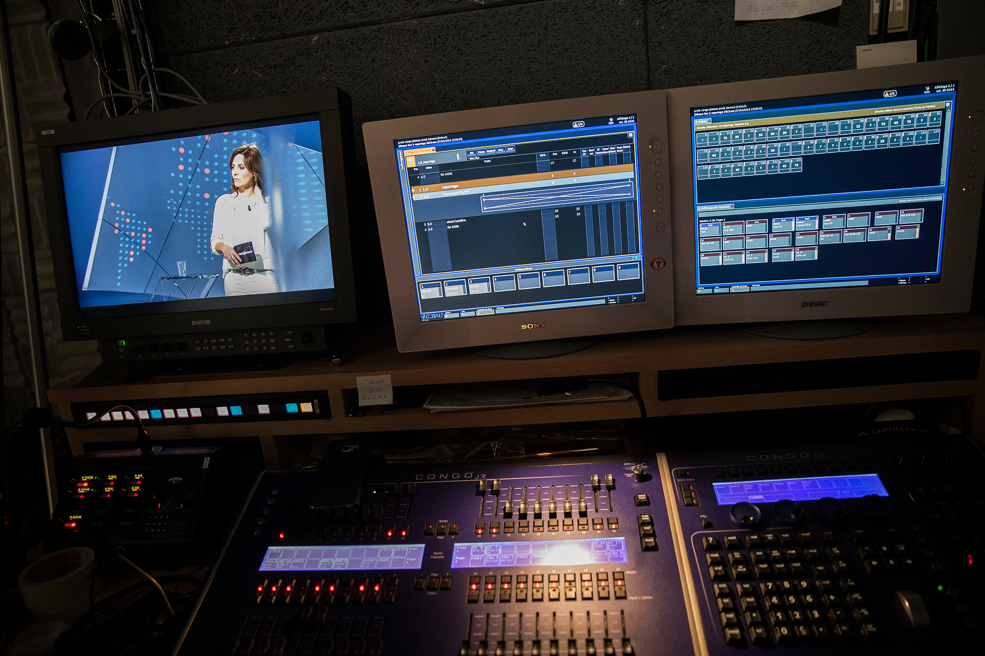 FOTO: TAGESWOCHE/STEFAN BOHRER - 29.4.16 - STRASBOURG/FR: BESUCH BEIM TV SENDER ARTE IN STRASBOURG - ANDREA FIES AN EINER ANMODERATION IM STUDIO.