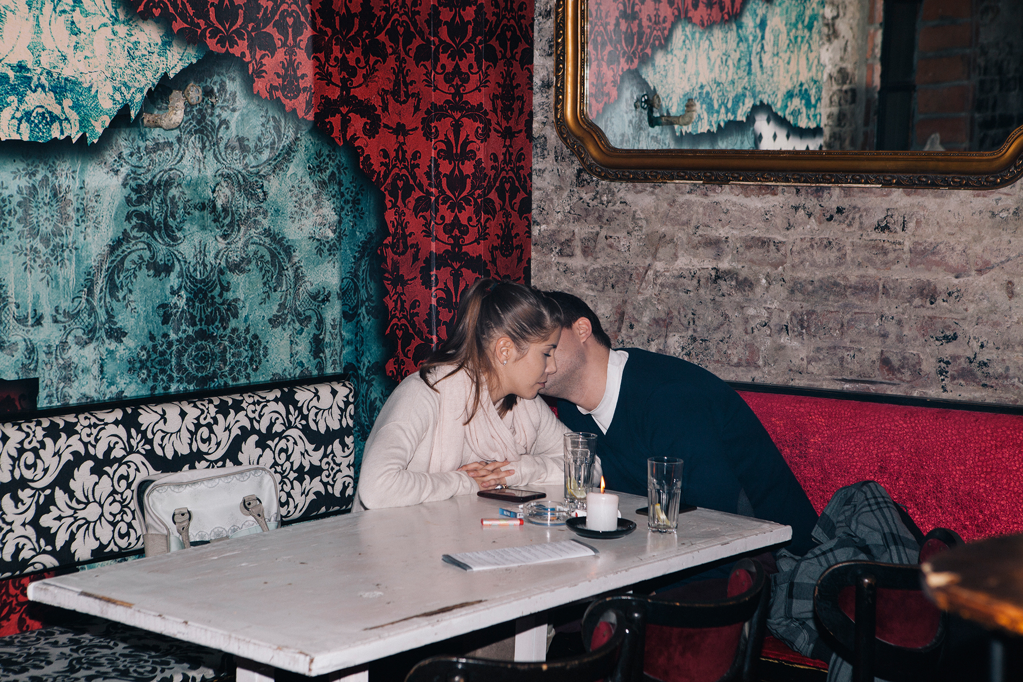 Gegen 23.00 Uhr bilden sich vor den Clubs die ersten kleinen Schlangen. Die Wände sind mit Street Art dekoriert, die Straßen voller Ateliers und fast mit jedem Schritt stolpert der Besucher in eine neue Welt. Auf den Straßen ein babylonisches Sprachengewirr. Im Laufe der Nacht verschmelzen diese Sprachen zu einer Universellen Verständnis von dem was diesen Stadtteil ausmacht. Wer Savamala nicht besucht hat, war auch nicht Belgrad.