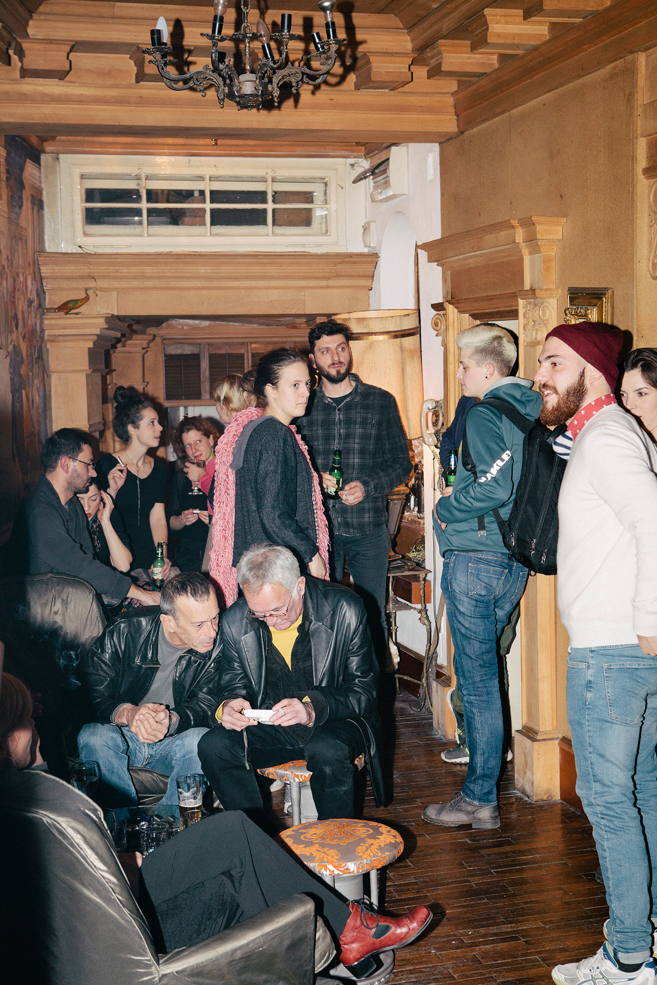 Gegen 23.00 Uhr bilden sich vor den Clubs die ersten kleinen Schlangen. Die Wände sind mit Street Art dekoriert, die Straßen voller Ateliers und fast mit jedem Schritt stolpert der Besucher in eine neue Welt. Auf den Straßen ein babylonisches Sprachengewirr. Im Laufe der Nacht verschmelzen diese Sprachen zu einer Universellen Verständnis von dem was diesen Stadtteil ausmacht. Wer Savamala nicht besucht hat, war auch nicht Belgrad.