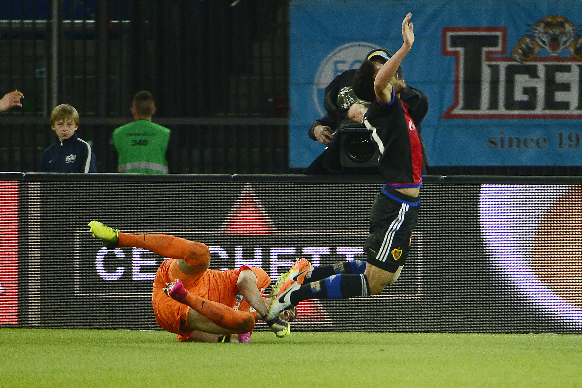 07.05.2016; Zuerich; Fussball Super League - FC Zuerich - FC Basel; Torhueter Yanick Brecher (Zuerich) foult Eray Cuemart (Basel) (Daniela Frutiger/freshfocus)