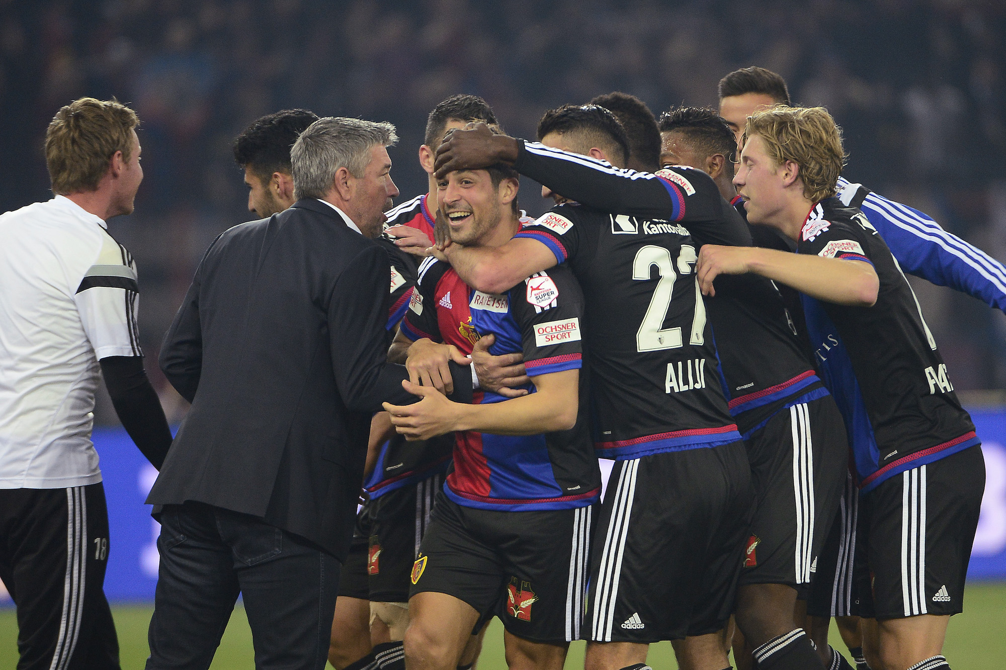 07.05.2016; Zuerich; Fussball Super League - FC Zuerich - FC Basel; Davide Calla (Basel) jubelt mit Trainer Urs Fischer (Basel) und der Mannschaft Ã¼ber das Tor zum 2:1 (Daniela Frutiger/freshfocus)