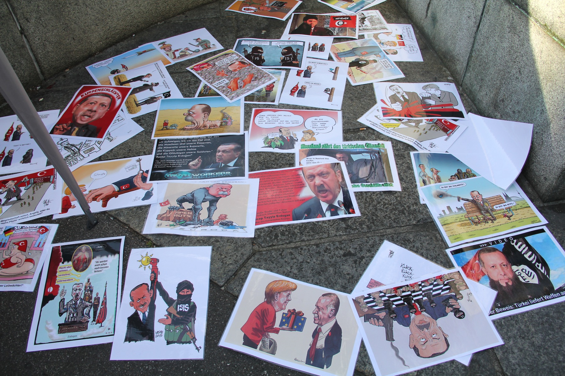 Mehmed B.: «Er beherrscht alle Tricks der Politik – seine Strategie bestehe darin, sich stets als Opfer darzustellen». Auch die Erdogan-Karikaturen, die beim SYKP-Stand ausgebreitet werden, sprechen Bände.
