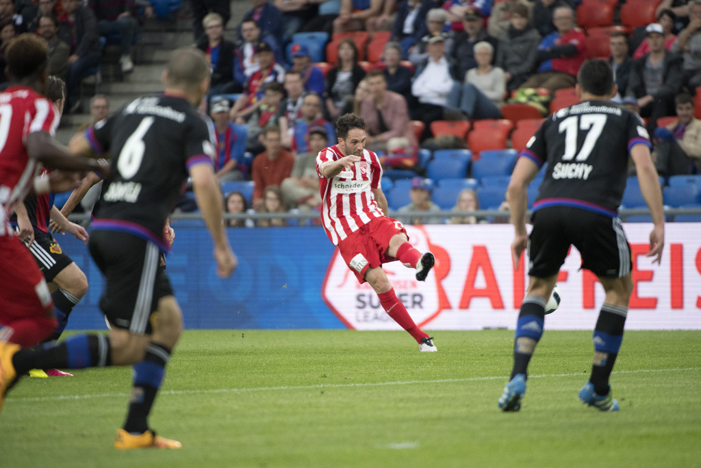 Der Thuner Enrico Schirinzi, Mitte, erzielt das 0:1 im Fussball Meisterschaftsspiel der Super League zwischen dem FC Basel 1893 und dem FC Thun, im Stadion St. Jakob-Park in Basel, am Dienstag, 10. Mai 2016. (KEYSTONE/Georgios Kefalas)