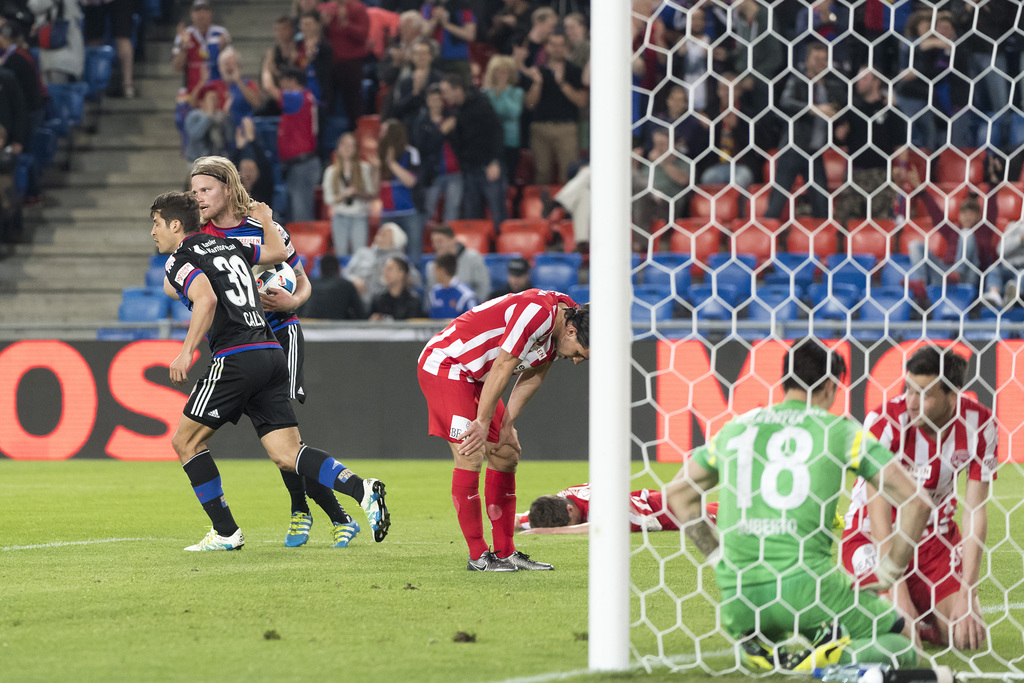 Die Basler Davide Calla und Birkir Bjarnason, von links, jubeln ueber den Ausgleich zum 1:1 im Fussball Meisterschaftsspiel der Super League zwischen dem FC Basel 1893 und dem FC Thun, im Stadion St. Jakob-Park in Basel, am Dienstag, 10. Mai 2016. (KEYSTONE/Georgios Kefalas)