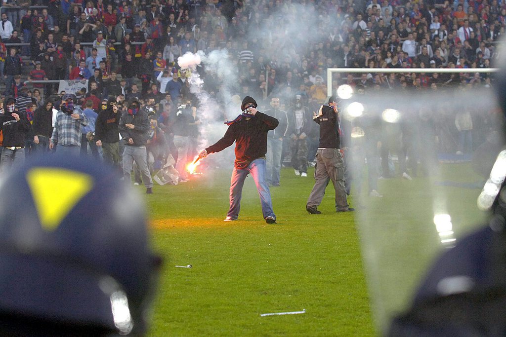ZUR ENTSCHEIDUNG IN DER SCHWEIZER FUSSBALL-MEISTERSCHAFT DER SAISON 2005/06 AM 13. MAI 2006, ZWISCHEN DEM FCB UND DEM FCZ, STELLEN WIR IHNEN FOLGENDES BILDMATERIAL ZUR VERFUEGUNG - Des supporters sont decendu sur le terrain pour provoque la police, a la fin de la rencontre de football de superleage entre la FC Bale et le FC Zurich, ce samedi 13 mai 2006 au Stade Saint-Jacques de Bale - Basel Fans randalieren auf dem Spielfeld nach dem Fussball Meisterschaftsspiel der Super League zwischen dem FC Basel und dem FC Zuerich am Samstag, 13. Mai 2006, in Basel. Der FC Zuerich schlug Basel mit 1:2 Toren und holte sich den Meistertitel. (KEYSTONE/Sandro Campardo)