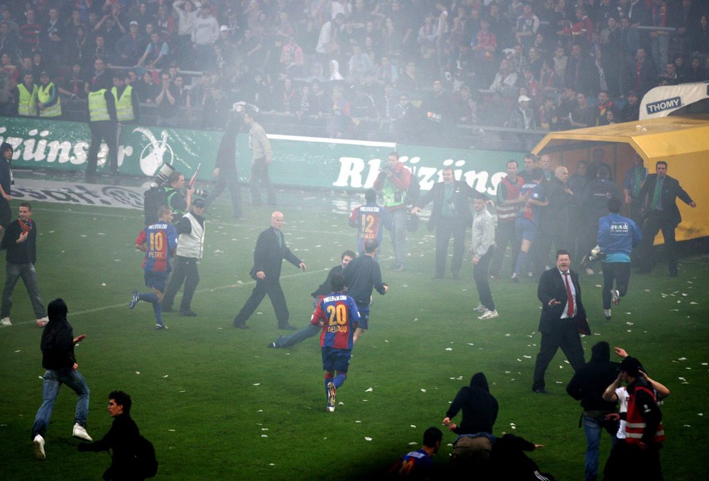 ZUR ENTSCHEIDUNG IN DER SCHWEIZER FUSSBALL-MEISTERSCHAFT DER SAISON 2005/06 AM 13. MAI 2006, ZWISCHEN DEM FCB UND DEM FCZ, STELLEN WIR IHNEN FOLGENDES BILDMATERIAL ZUR VERFUEGUNG - Auch die Basler Spieler verlassen nach dem Schlusspfiff fluchtartig das Spielfeld nach dem Fussball Meisterschaftsspiel der Super League zwischen dem FC Basel und dem FC Zuerich am Samstag, 13. Mai 2006, in Basel. (KEYSTONE/Patrick Straub)