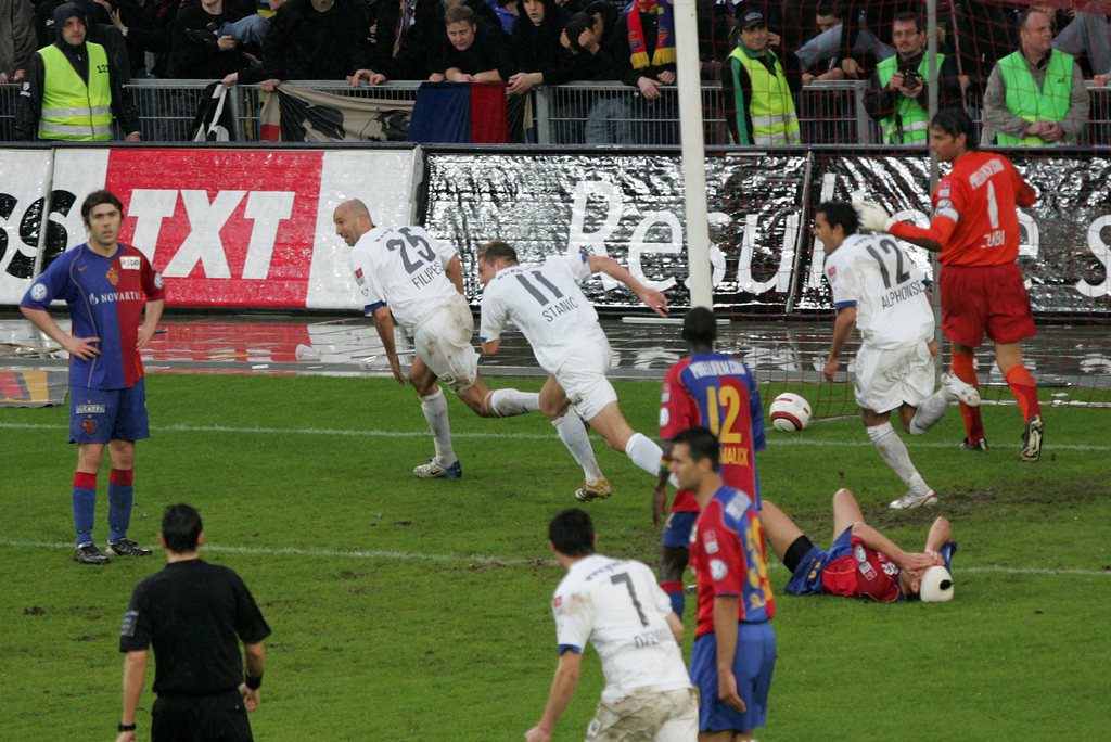ZUR ENTSCHEIDUNG IN DER SCHWEIZER FUSSBALL-MEISTERSCHAFT DER SAISON 2005/06 AM 13. MAI 2006, ZWISCHEN DEM FCB UND DEM FCZ, STELLEN WIR IHNEN FOLGENDES BILDMATERIAL ZUR VERFUEGUNG - Der Zuercher lulian Filipescu, Nr. 25, zieht jubelnd davon, nachdem er in der Nachspielzeit den 1:2-Siegestreffer erzielt hat im Fussball Meisterschaftsspiel der Super League zwischen dem FC Basel und dem FC Zuerich am Samstag, 13. Mai 2006, in Basel. (KEYSTONE/Patrick Straub)