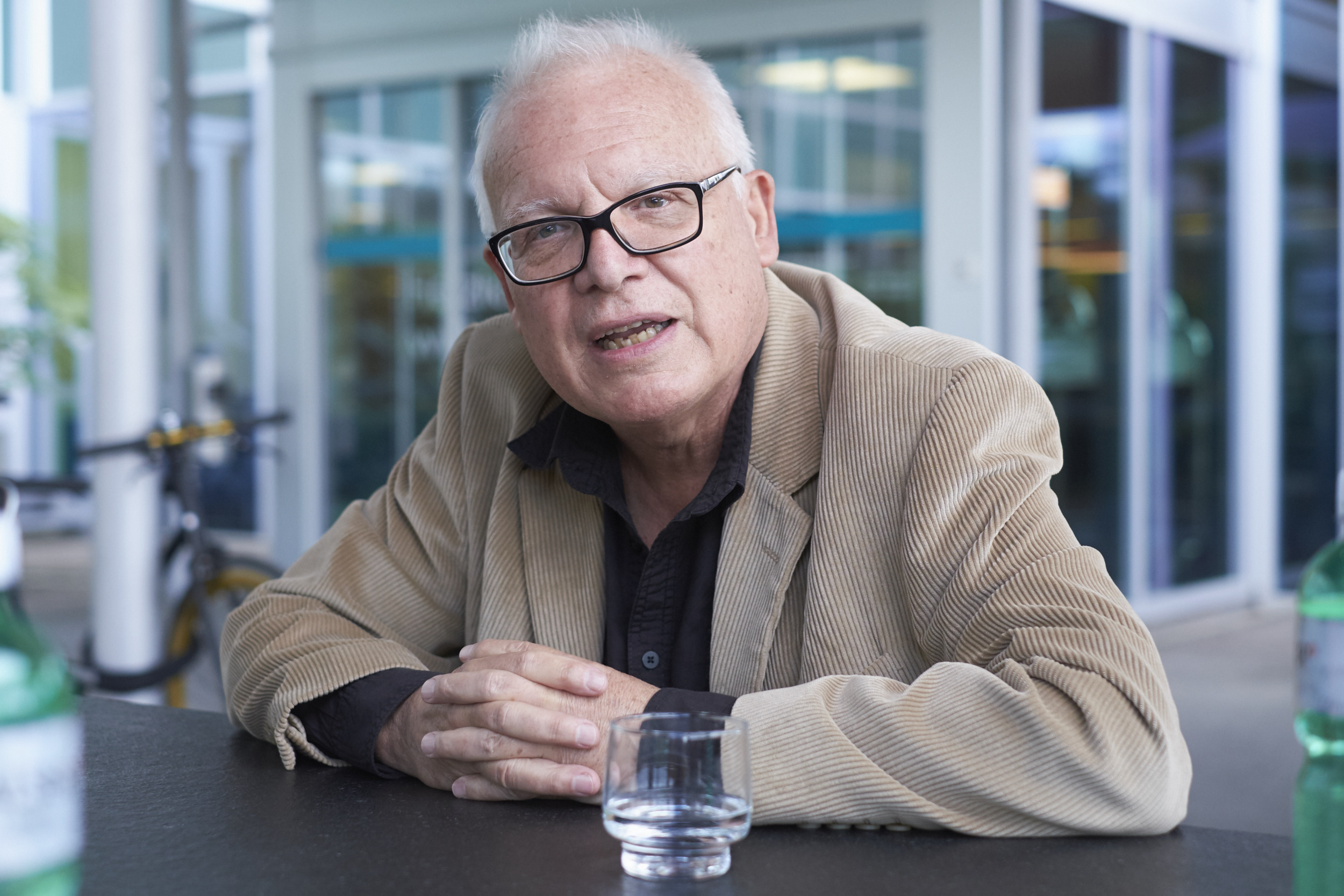 «Die Gentrifizierungsgegner betreiben eine aktive Verelendungspolitik, damit der Zins sinkt. Sie wollen Nischen erhalten, die dem Untergang geweiht sind. Das ist keine Strategie, sondern bloss eine Bremse»: Der Autor des Kultwerks «bolo'bolo» betrachtet die Stadtentwicklung als fehlgeleitet, möchte aber nach Alternativen suchen. 