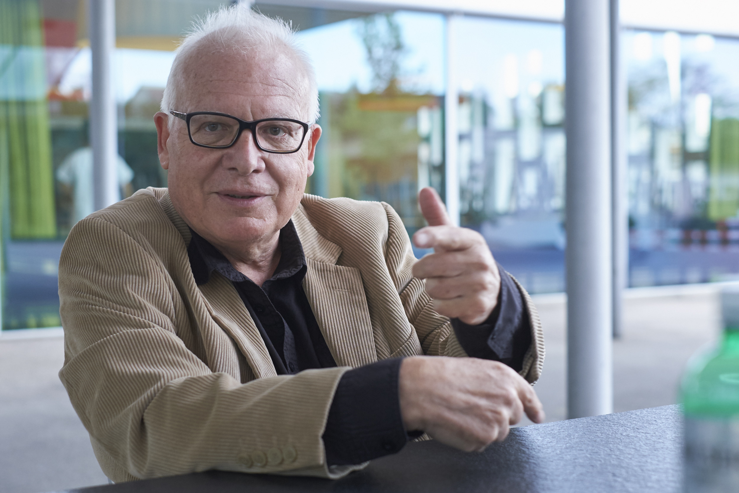 «Das bedingungslose Grundeinkommen dient höchstens als Schraubenschlüssel in die Speichen des Kapitalismus. Eine Vollversammlung für die Selbstverwaltung ist damit aber noch immer nicht organisiert. Um etwas zu bewirken, müssen wir materialistisch denken und nicht mit einer liberalen Citoyen-Fiktion hausieren». 