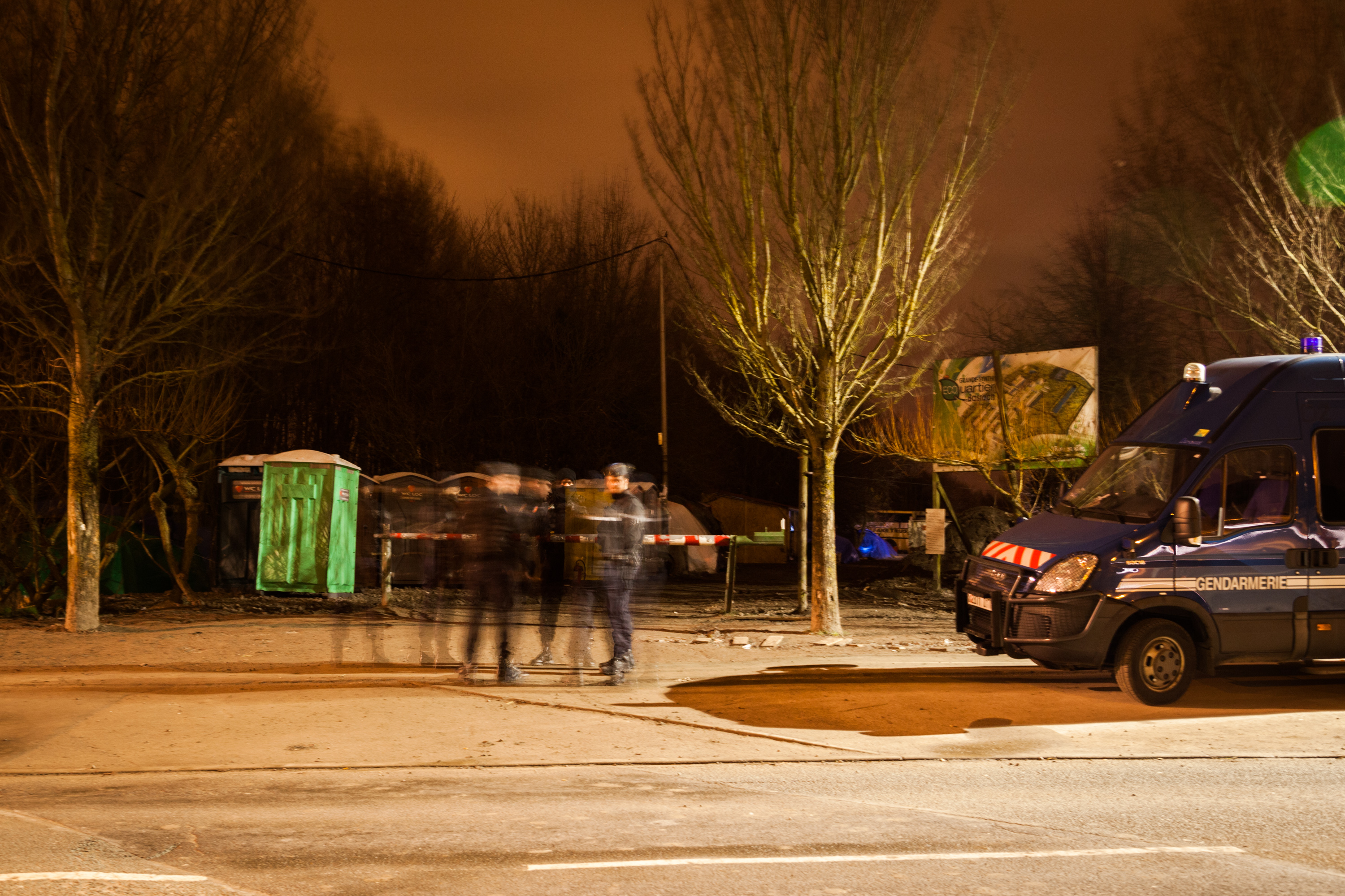 Die Polizei am Eingang des Dschungels kontrolliert  Fahrzeuge auf nicht zugelassene Güter. Was rein darf und was nicht, variiert stark von Schicht zu Schicht.