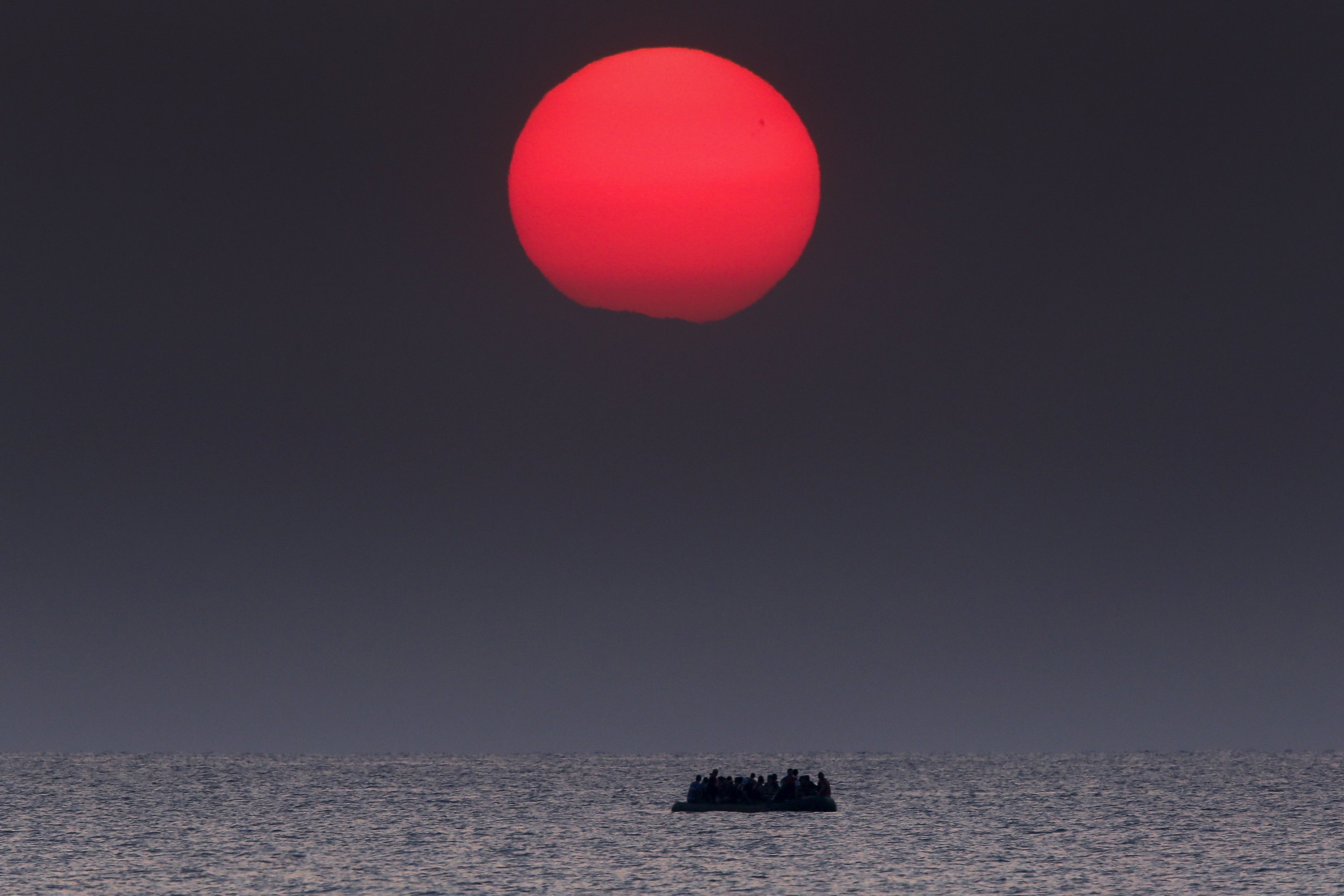 Ein überfülltes Flüchtlingsboot in der Ägäis.