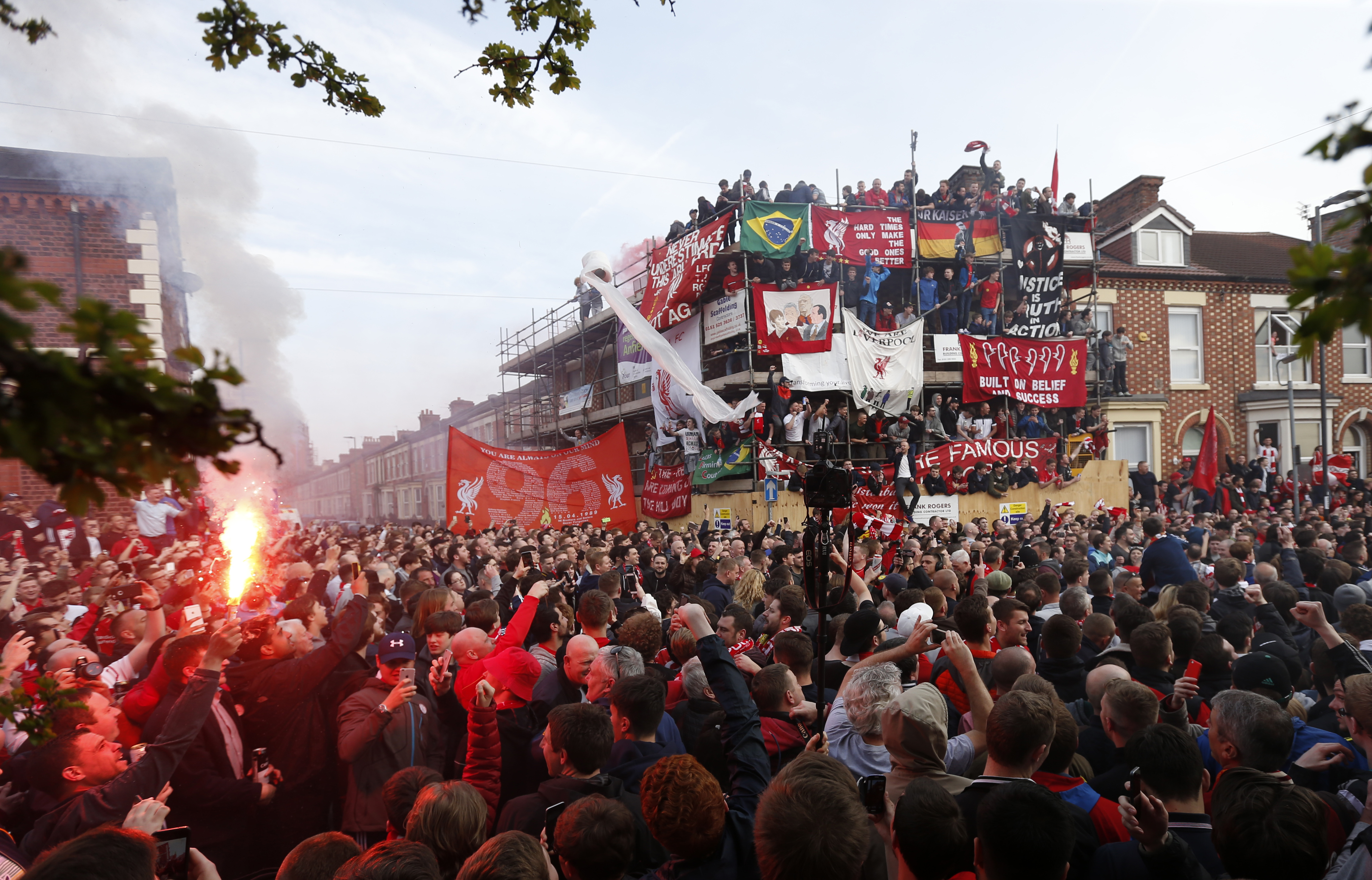 Britain Football Soccer - Liverpool v Villarreal - UEFA Europa League Semi Final Second Leg - Anfield, Liverpool, England - 5/5/16 General view of fans outside the ground before the game Action Images via Reuters / Lee Smith Livepic EDITORIAL USE ONLY.