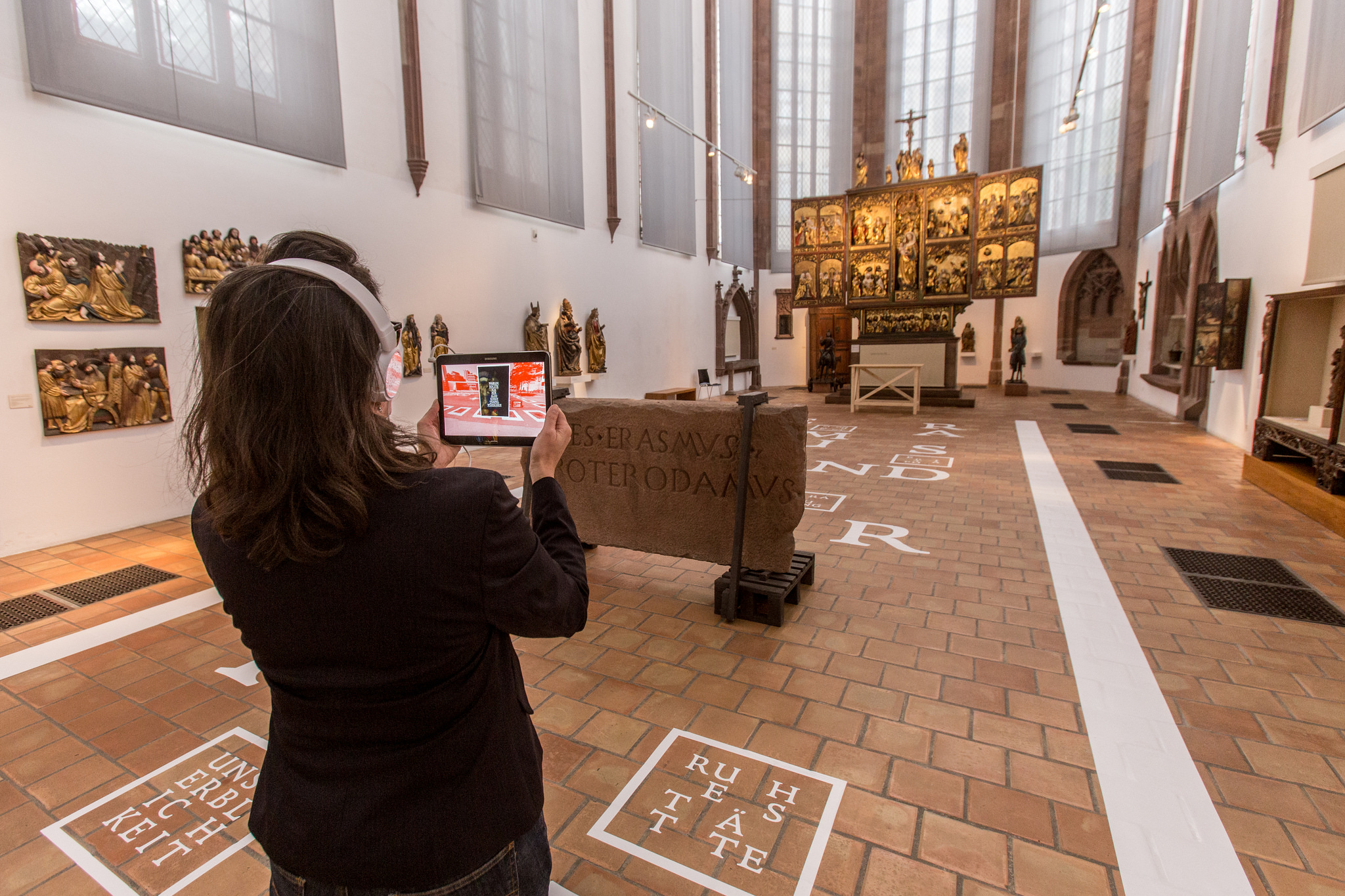 Erst das Tablet vor der Nase öffnet den Weg in den Erasmus-Kosmos.