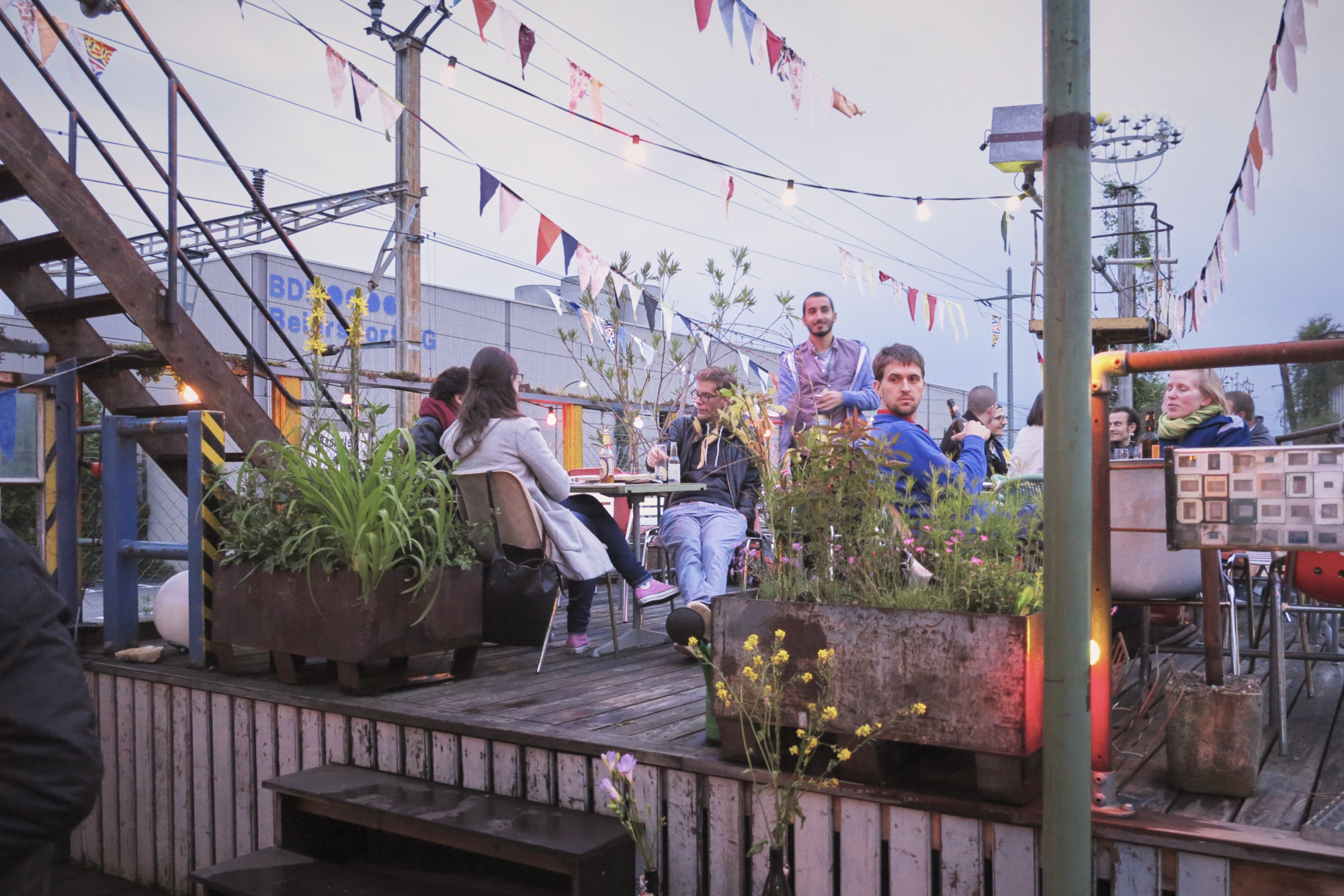 Vor dem Konzert, nach dem Konzert oder einfach so: auf der Terrasse im «ersten Stock» kommt's meistens gut.