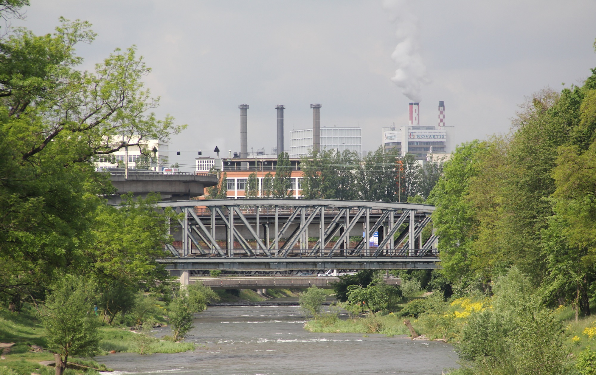 Eine weitere von vielen «Geisterbrücken» der DB: Diese bläulichen Stahlträger gehören zur alten Güterzugschleife, die einen Bogen durch die Langen Erlen schlägt.