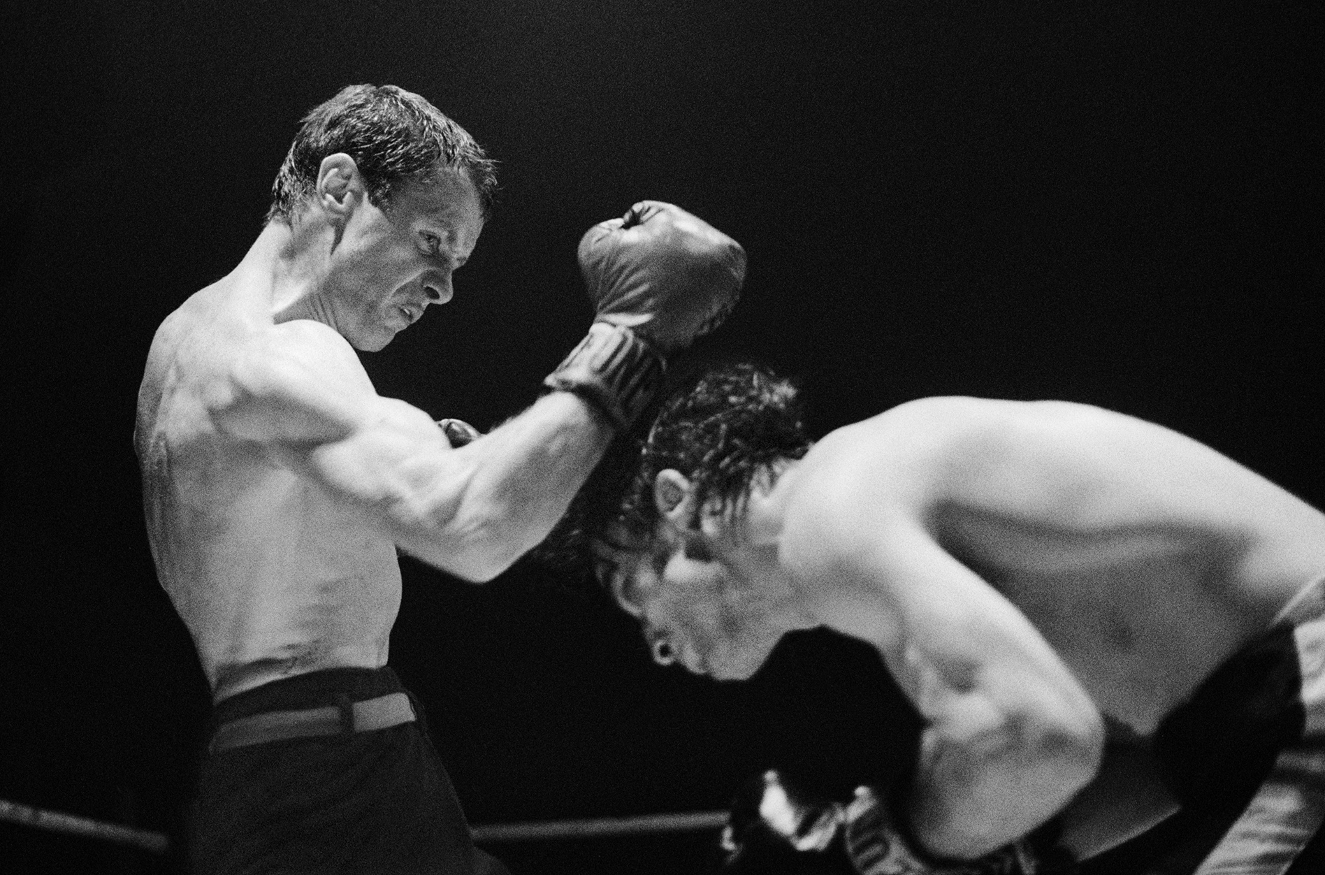 Der ehemalige Europameister im Fliegengewicht Fritz Chervet (links) gewinnt 1974 in Genf bei seinem Comeback, in einem hart geführten Kampf, gegen den Spanier Mariano Garcia über zehn Runden nach Punkten.