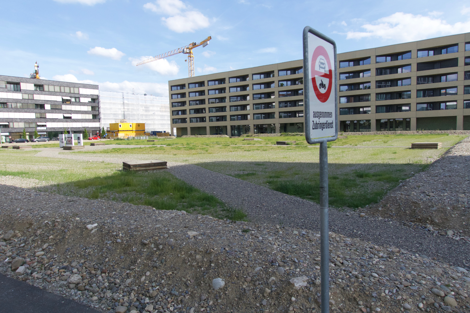 Der Max-Kämpf-Platz ist noch eine gute Zeit lang nicht wirklich das einladende Herz des Quartiers.