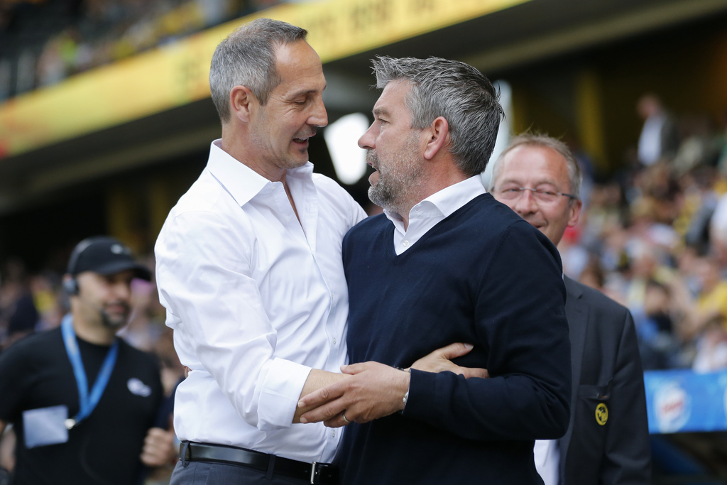 Basels Trainer Urs Fischer, rechts, und Berns Trainer Adi Huetter, links, begruessen sich vor dem Super League Spiel zwischen dem BSC Young Boys Bern und dem FC Basel, am Sonntag, 22. Mai 2016 im Stade de Suisse Wankdorf in Bern. (KEYSTONE/Peter Klaunzer)