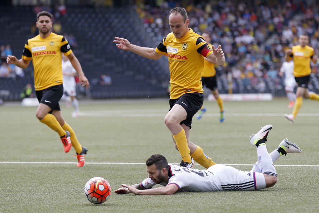 Basels Renato Steffen, vorne, kaempft um den Ball mit Berns Steve von Bergen, im Super League Spiel zwischen dem BSC Young Boys Bern und dem FC Basel, am Sonntag, 22. Mai 2016 im Stade de Suisse Wankdorf in Bern. (KEYSTONE/Peter Klaunzer)