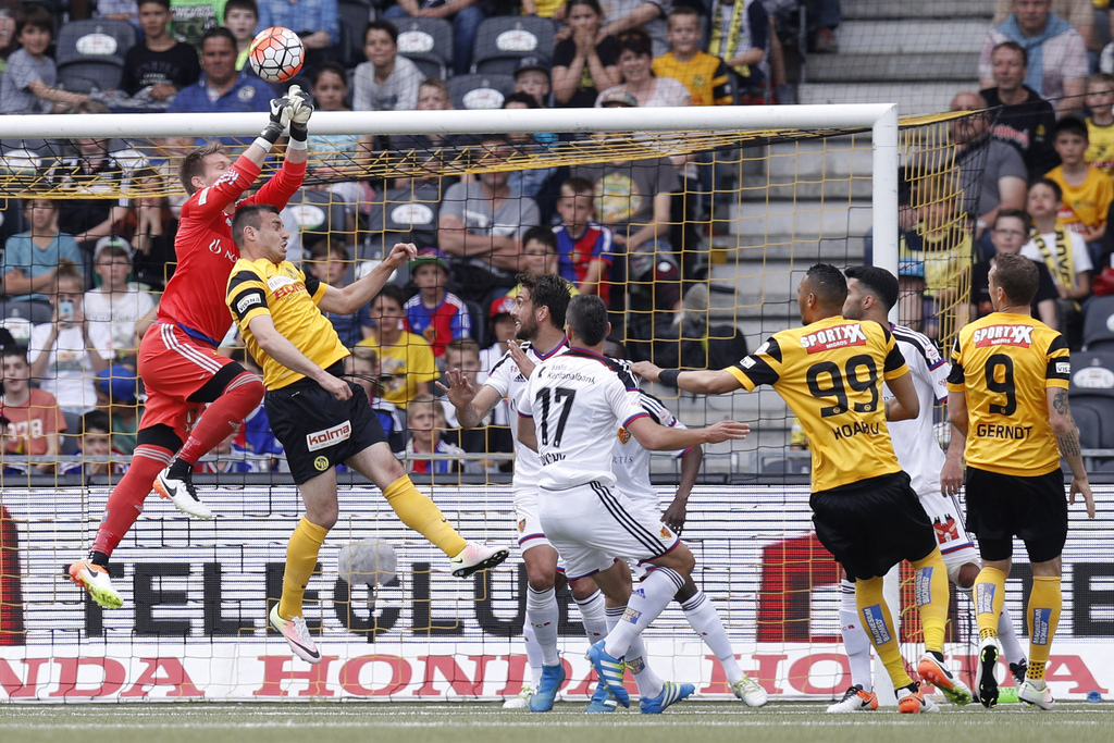 Basels Torhueter Tomas Vaclik, links, kaempft um den Ball mit Berns Milan Gajic im Super League Spiel zwischen dem BSC Young Boys Bern und dem FC Basel, am Sonntag, 22. Mai 2016 im Stade de Suisse Wankdorf in Bern. (KEYSTONE/Peter Klaunzer)