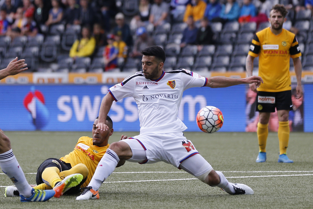 Berns Guillaume Hoarau, links, erzielt das Tor zum 2-3 im Super League Spiel zwischen dem BSC Young Boys Bern und dem FC Basel, am Sonntag, 22. Mai 2016 im Stade de Suisse Wankdorf in Bern. (KEYSTONE/Peter Klaunzer)