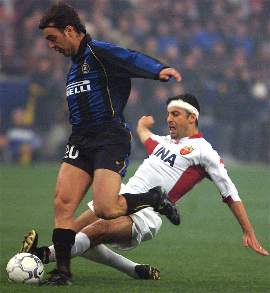 ROM25 - 20020324 - MILAN, ITALY : Uruguayan Alvaro Recoba (L) of Inter Milan avoids to be marked by Argentinian Walter Adrian Samuel of AS Roma on his way to score during the Italian Serie A soccer match between the two overall leaders teams late Sunday, 24 March 2002. At the end of the first half, Inter is leading 2-0 with two goals scored by Recoba and Christian Vieri. EPA PHOTO ANSA/DANIEL DAL ZENNARO/pal mda