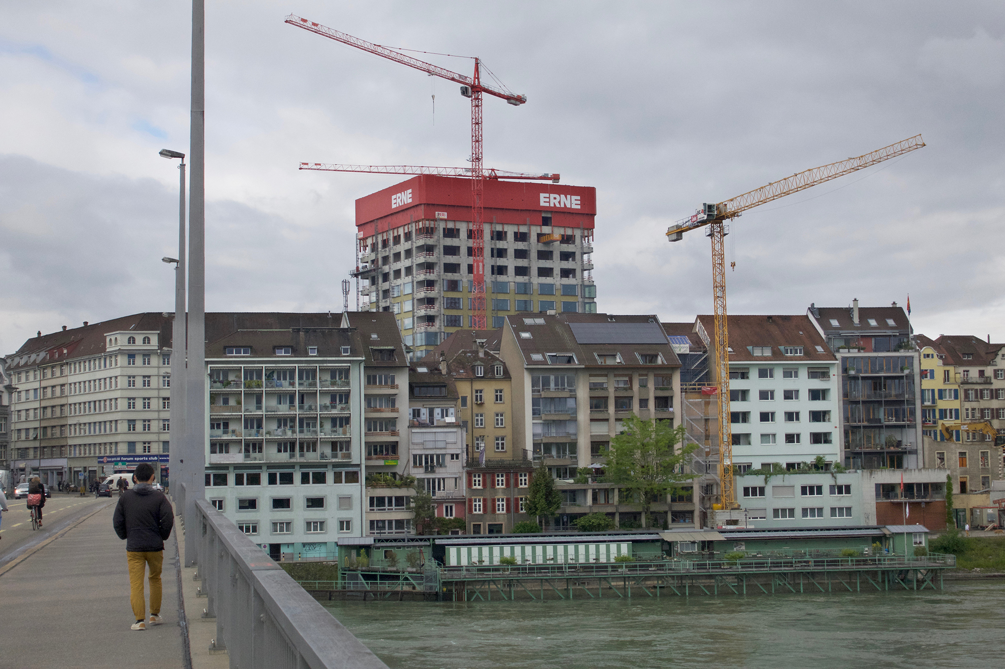 Ein neues Uni-Flaggschiff mit weiter Ausstrahlung oder ein Bruch mit dem Stadtbild? Von der Bau- und Raumplanungskommission wurde das Laborhochhaus im Jahr 2012 zähneknirschend akzeptiert.