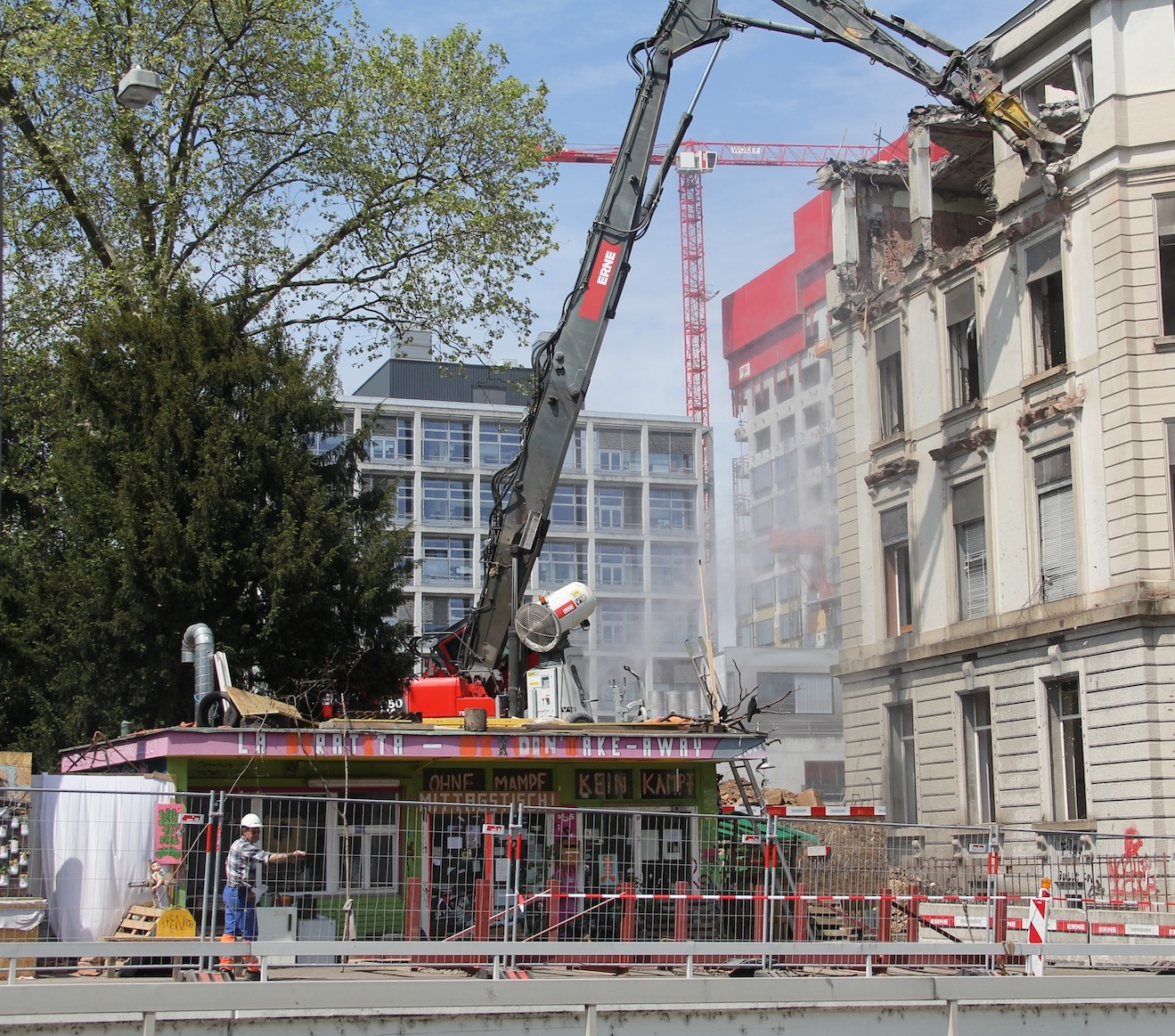 Abbrucharbeiten beim ehemaligen Frauenspital. Da hier so manche Brocken runterflogen, wurde die ehemalige Imbissbude eingezäunt.