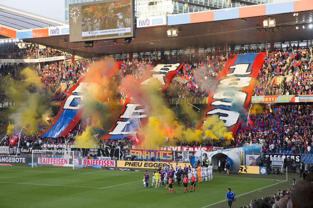 Die Mannschaften betreten das Spielfeld vor dem Fussball Meisterschaftsspiel der Super League zwischen dem FC Basel 1893 und dem Grasshopper Club Zuerich, im Stadion St. Jakob-Park in Basel, am Mittwoch, 25. Mai 2016. (KEYSTONE/Patrick Straub)