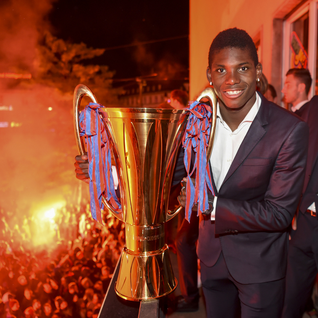 Breel Embolo des FC Basel feiert mit dem Pokal und mit den Fans den Meistertitel auf dem Barfuesserplatz in Basel in der Nacht auf Donnerstag, 26. Mai 2016. Der FC Basel hat zum siebten Mal in Folge den Meistertitel gewonnen. ()