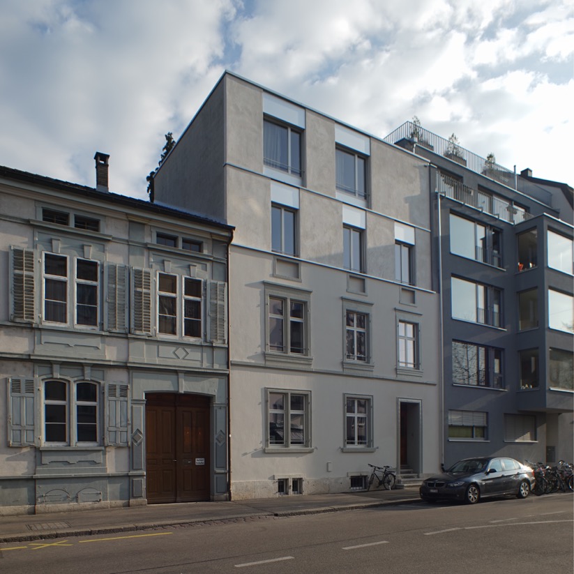 Ein Beispiel einer bereits vollzogenen Aufstockung in Basel: An der Birmannsgasse 47 ist der Übergang vom Altbau in den neuen Zusatz fliessend.