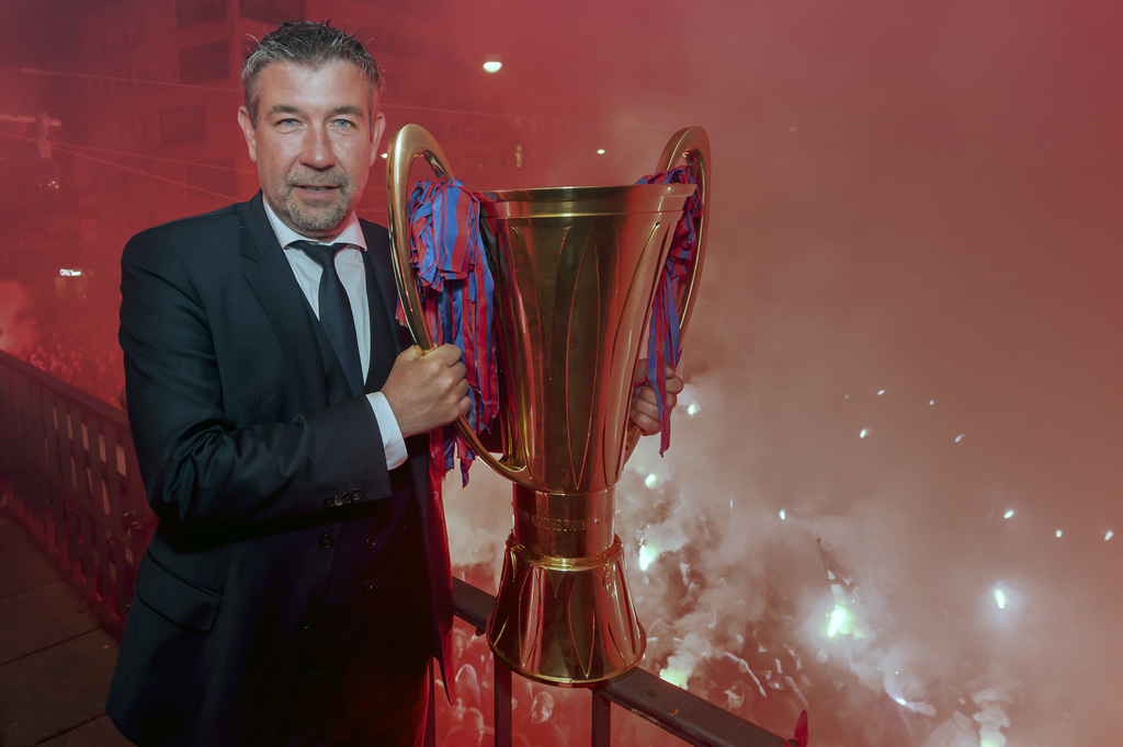 Urs Fischer, Trainer des FC Basel, feiert mit dem Pokal und mit den Fans den Meistertitel auf dem Barfuesserplatz in Basel in der Nacht auf Donnerstag, 26. Mai 2016. Der FC Basel hat zum siebten Mal in Folge den Meistertitel gewonnen. (FC Basel 1893 POOL/Sacha Grossenbacher)