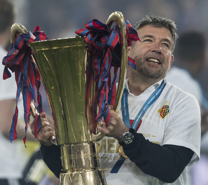 Basler Trainer Urs Fischer stemmt den Pokal des Schweizer Fussballmeisters nach dem Fussball Meisterschaftsspiel der Super League zwischen dem FC Basel 1893 und dem Grasshopper Club Zuerich, im Stadion St. Jakob-Park in Basel, am Mittwoch, 25. Mai 2016. (KEYSTONE/Georgios Kefalas)