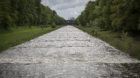 <p>Die rote Brücke über die Wiese gehörte einst zur Zugschleife der Deutschen Bahn. Güterzüge von Konstanz konnten so na